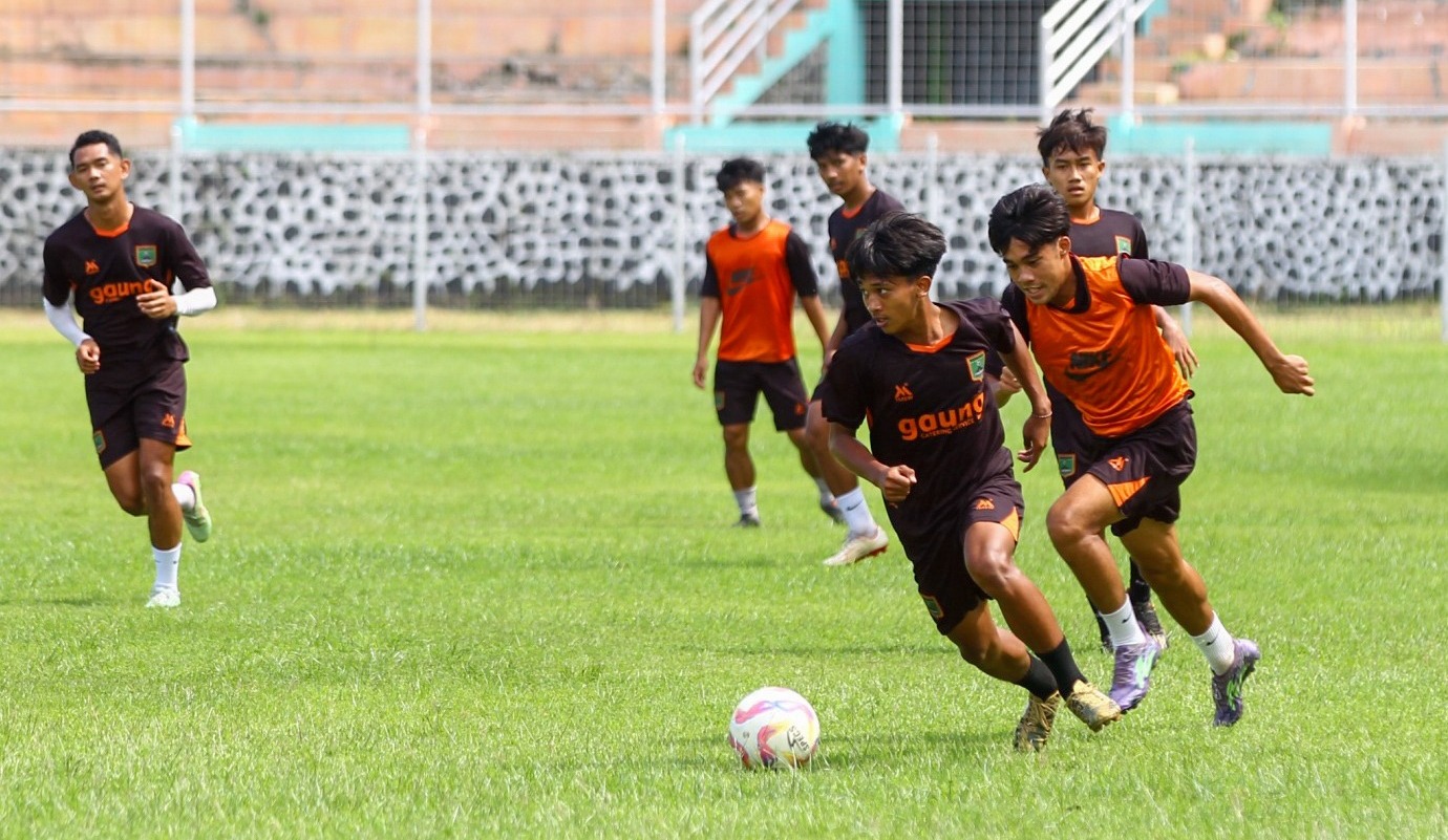 BEREBUT: Pemain Persekabpas saat melakukan latihan di Stadion Pogar. Menghadapi PSGC Ciamis, target menang dibidik.