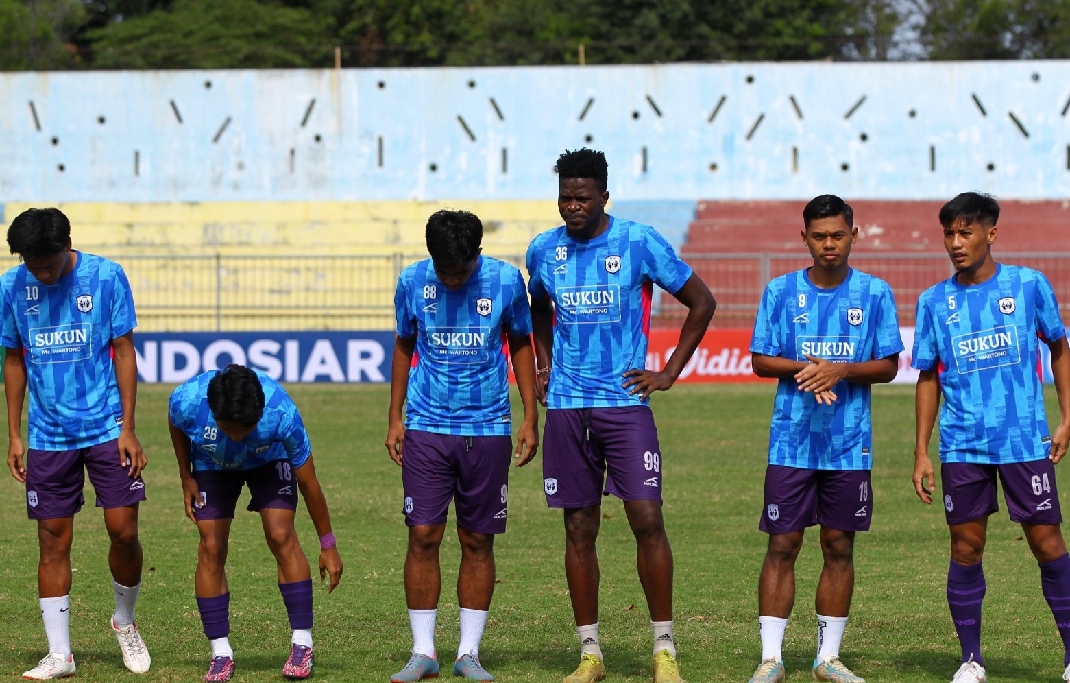 INCAR KEMENANGAN: Pemain RANS Nusantara saat mempertahankan bola dalam sebuah laga.