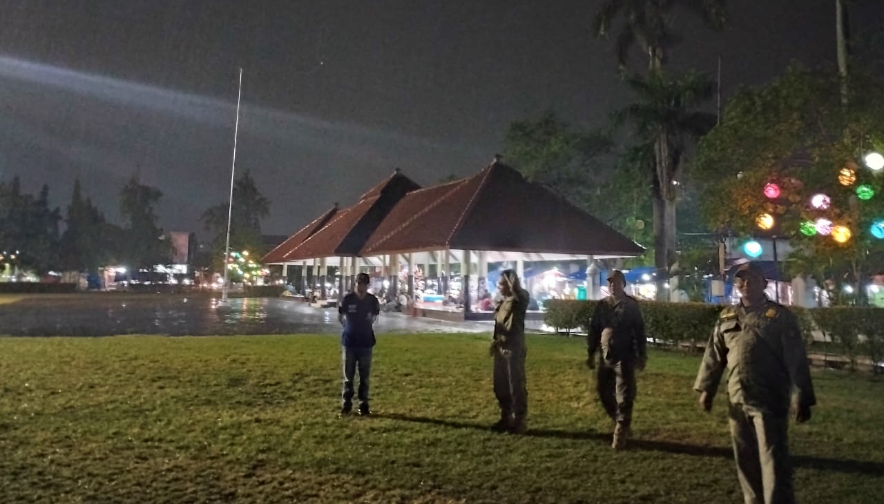 PATROLI: Petugas Satpol PP Kabupaten Pasuruan saat melakukan patroli di kawasan Alun-Alun Bangil. Hal ini mereka lakukan, untuk menghalau pedagang, yang masuk ke dalam alun-alun.