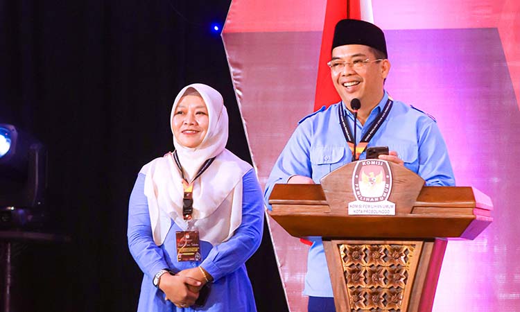 Wali Kota Probolinggo terpilih Dokter Aminuddin dan Wawali terpilih Ina Buchori saat memberi sambutan di acara penetapan paslon terpilih oleh KPU.