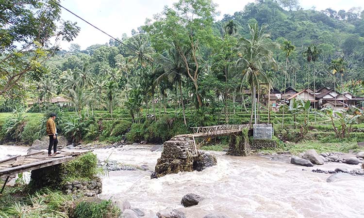 PUTUS AKSES: Kondisi Jembatan Rabunan di Batur, Gading, Probolinggo yang terputus usai diterjang banjir. (Agus Faiz Musleh/ Radar Bromo)