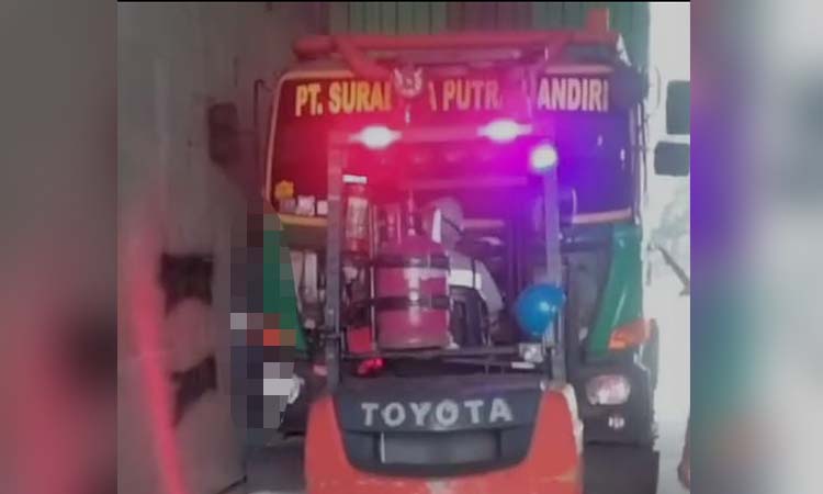 Forklif didatangkan untuk evakuasi truk yang menggencet sopir sendiri di Pandaan, Pasuruan.