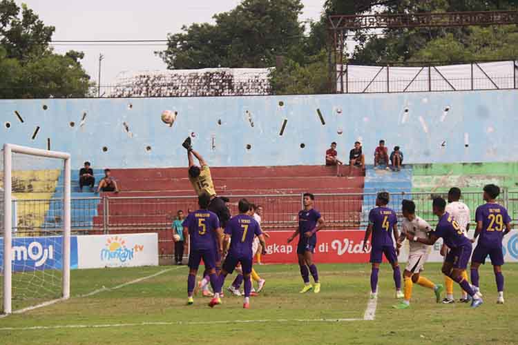 MAKIN BERAT: Laga antara RANS Nusantara FC (kostum biru) melawan Persikas Subang di Stadion Untung Suropati, Minggu (9/2) sore.