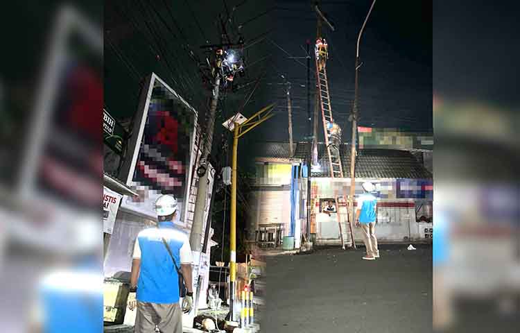 DIPERBAIKI: Sejumlah petugas dari PLN ULP Probolinggo memperbaiki saluran PLN yang terkendala Sabtu (8/2) malam.
