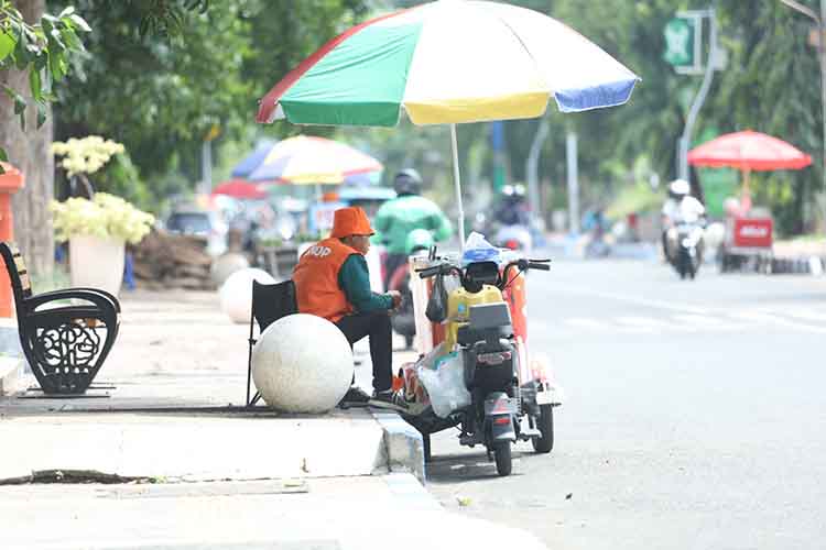 JUALAN: Sejumlah PKL berjualan di Jalan Suroyo, Kota Probolinggo, Jumat (7/2).