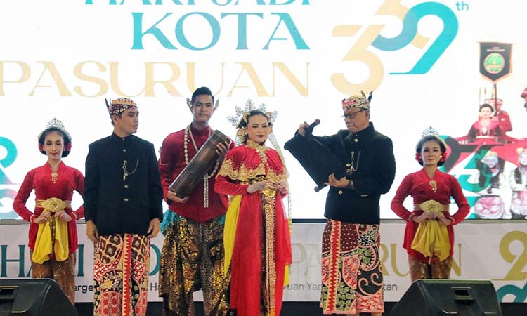 SEREMONIAL: Proses kirab pataka di puncak peringatan hari jadi Kota Pasuruan ke-339.