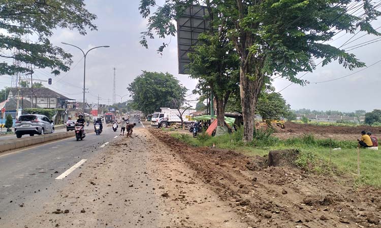 Ruas jalan raya Surabaya-Malang yang dipenuhi material proyek. Bila hujan, kondisi jalanan jadi licin. (Rizal Syatori/ Radar Bromo)