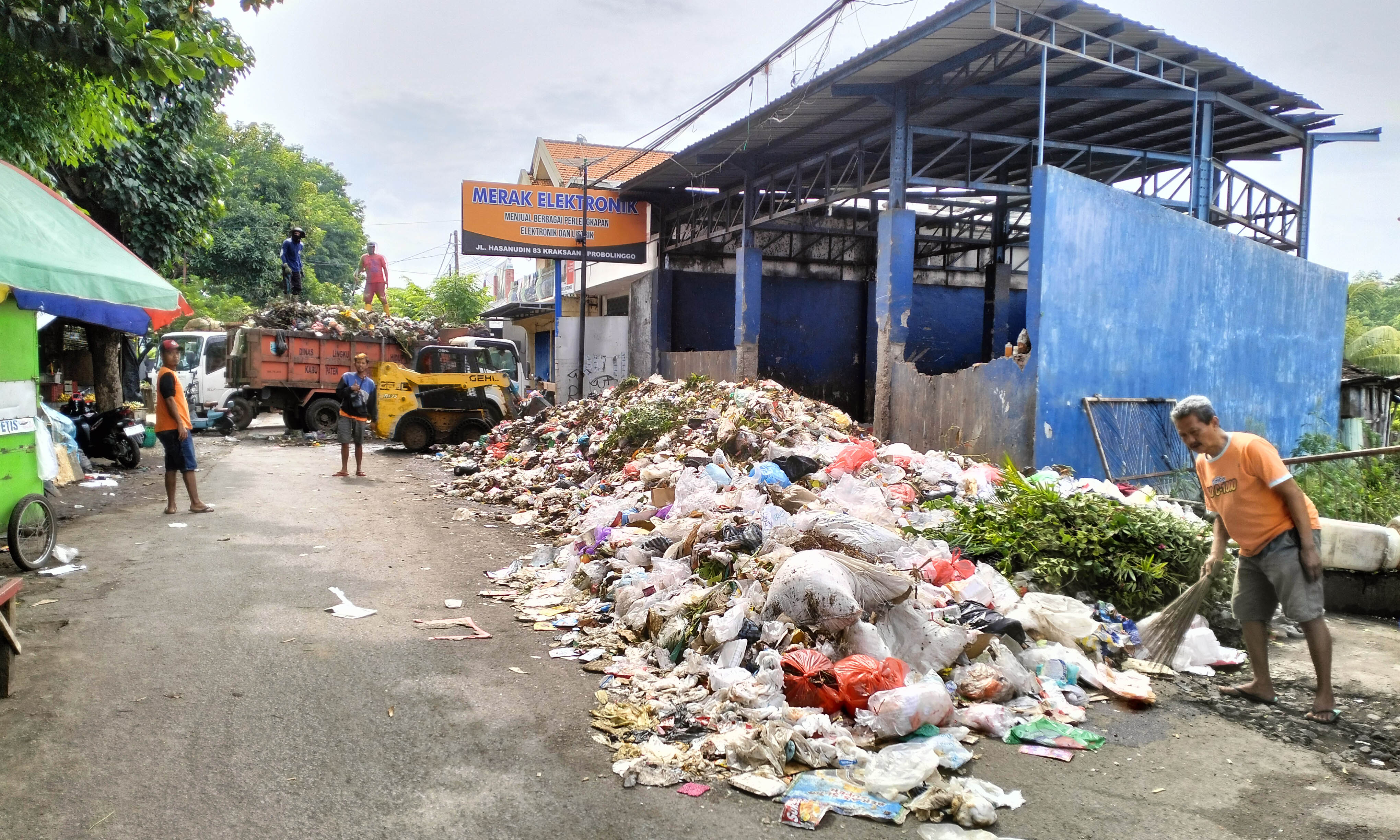 TAK SEDAP DIPANDANG: Sampah di TPS Semampir yang meluber hingga jalan rayadan dikeluhkan warga sekitar.