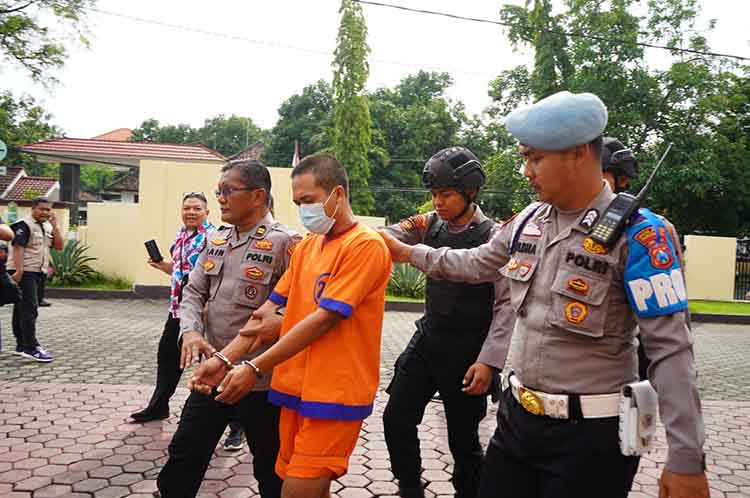 DITAHAN: Tersangka Pendik ditahan di Mapolres Probolinggo Kota setelah disangka menjambret seorang nenek.