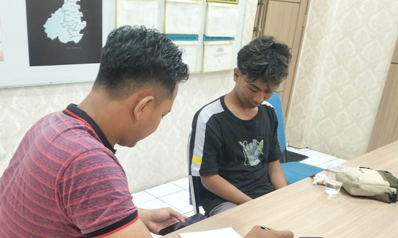 DIPERIKSA: ABA (kanan), warga Beji saat dimintai keterangan di Mapolsek Prigen. Dia babak belur dimassa setelah ketahuan membawa kabur motor di Kelurahan Pecaluka