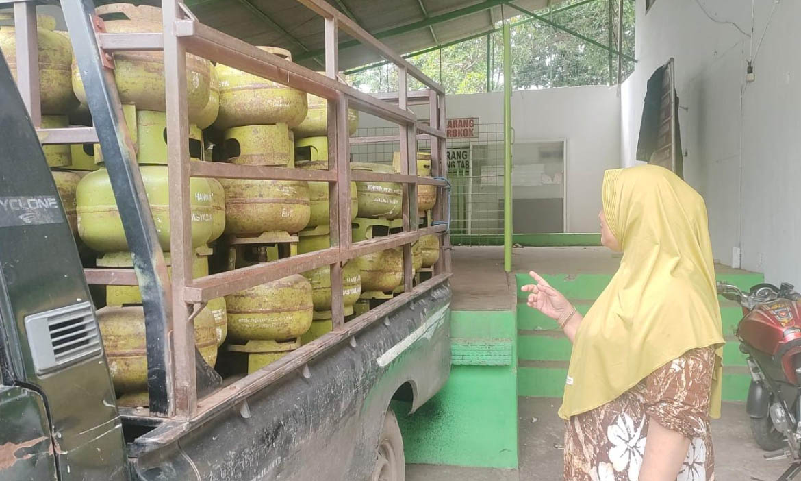 DISTRIBUSI: Aktivitas di salah satu pangkalan elpiji yang ada di Kecamatan Kraksaan.