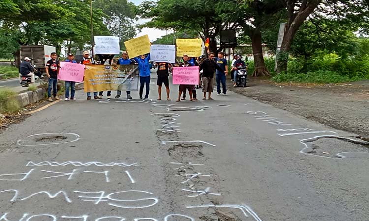 Kondisi jalan rusak di sepanjang pantura Bangil hingga Kraton membuat relawan menggelar aksi di Senin (10/2). (M Busthomi/ Radar Bromo)