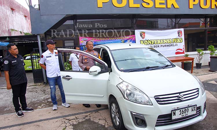 DITEMUKAN: Petugas Polsek Purworejo saat merilis penggagalan aksi pencurian mobil Ertiga di Alun-alun Pasuruan. (Mokhamad Zubaidillah/ Radar Bromo)