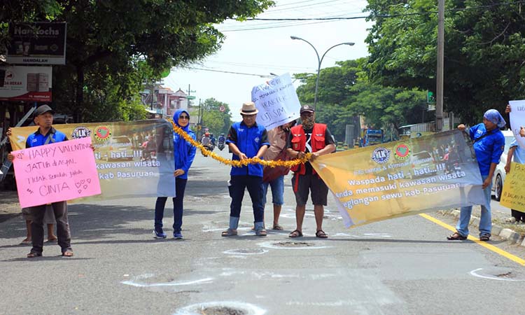 POTONG PITA: Koordinator ILKP Robert Ardyan saat potong pita. Jadi penanda diresmikannya jeglongan sewu yang merupakan sindiran bagi pemerintah.