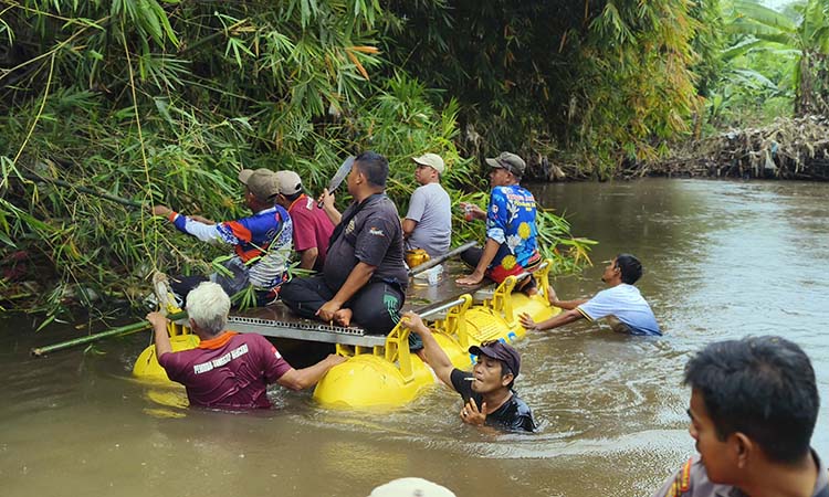 Tim saat menyisir sungai Rejoso. Penyisiran dilakukan untuk mengetahui penyebab banjir di Rejoso.