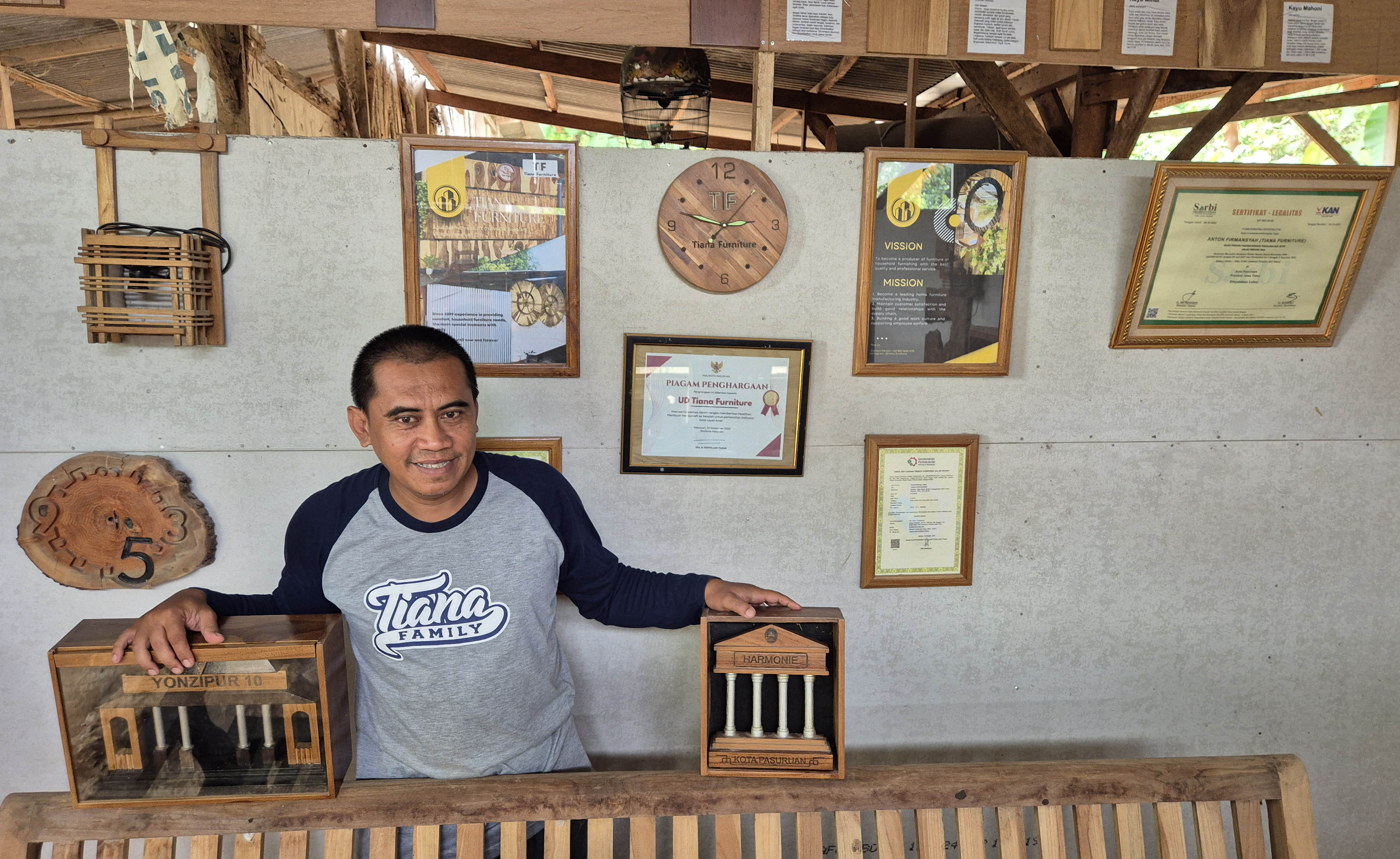 KREATIF: Anton Firmansyah dengan sejumlah karya handycraft buatannya.