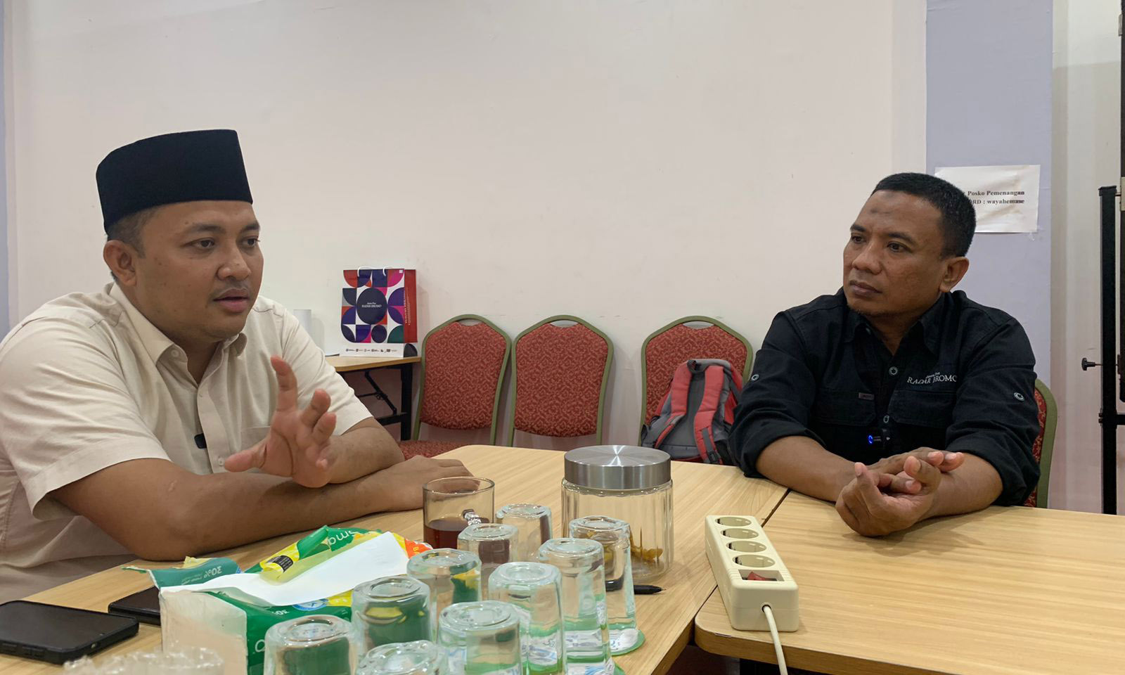 DISKUSI: Bupati Pasuruan terpilih, Mas Rusdi saat berdiskusi dengan Direktur Jawa Pos Radar Bromo, H. Suyut di Kantor DPC Gerindra Kabupaten Pasuruan, Senin (10/2).