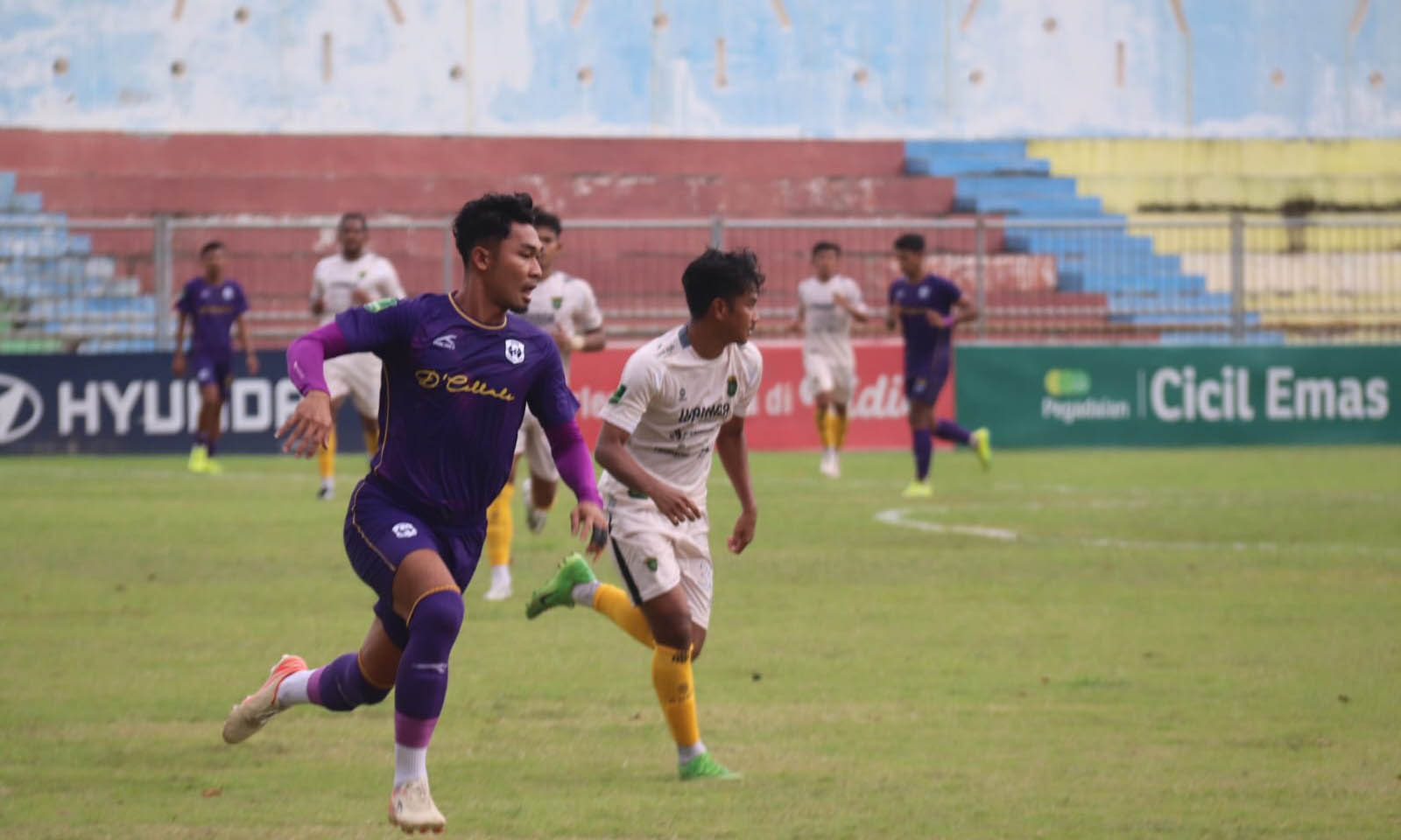 CARI POSISI: Nurcaaq (kiri) saat dibayang-bayangi oleh pemain Persikas dalam laga Liga 2 beberapa waktu lalu.