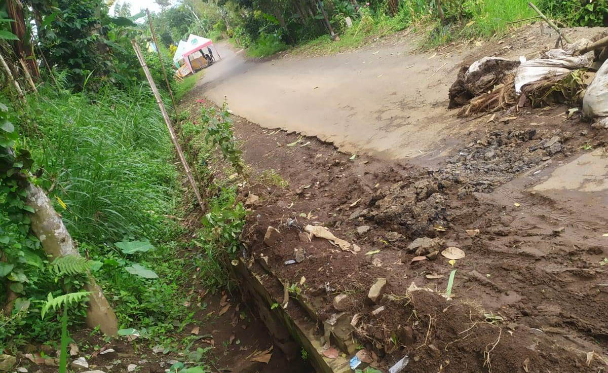 Jalan di Desa Sumberpitu yang pelat bajanya sudah hilang.