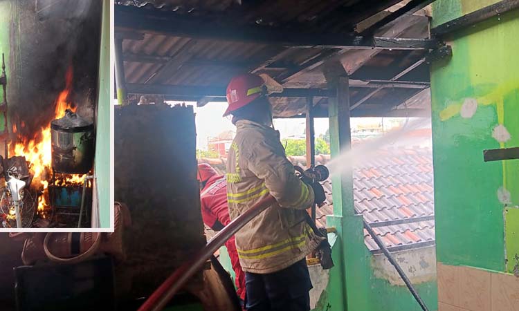 AMUK SI JAGO MERAH: Petugas damkar saat berupaya memadamkan api. Inset kompor yang lupa dimatikan diduga jadi penyebab kebakaran.