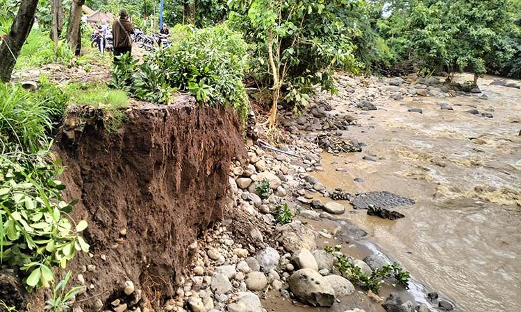 kondisi salah satu plengsengan yang ambrol imbas bencana di Kabupaten Probolinggo.