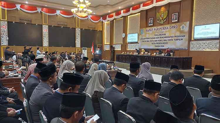 RESMI: DPRD Kota Problinggo menggelar Rapat Pengumuman Usulan Pengesahan dan Pengangkatan Wali Kota dan Wakil Wali Kota Probolinggo terpilih Aminuddin dan Ina Dwi Lestari, Rabu (12/2).