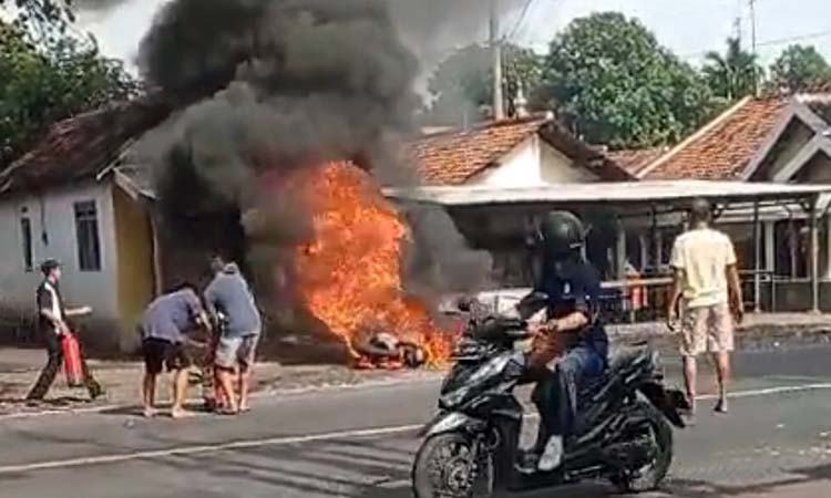 AMUK SI JAGO MERAH: Kondisi motor Suzuki Thunder yang terbakar di tepi jalan raya Ketapang, Kota Probolinggo.