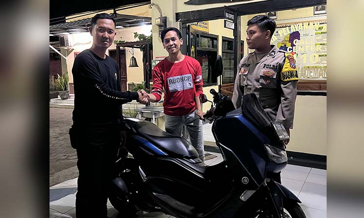 SUDAH DIKEMBALIKAN: Petugas mengembalikan motor Yamaha N-Max ke korban Endik.
