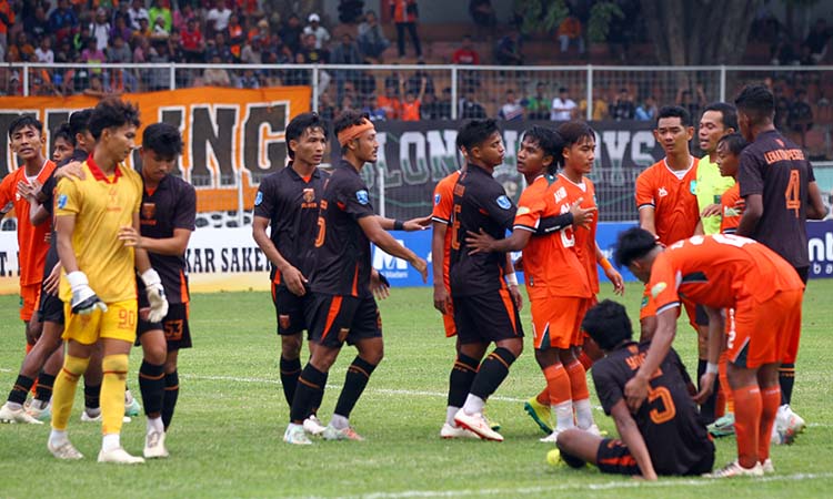 TENSI TINGGI: Penjaga gawang Tornadi FC jadi sasaran amuk penggawa Persekabpas karena dianggap kerap mendelay bola.