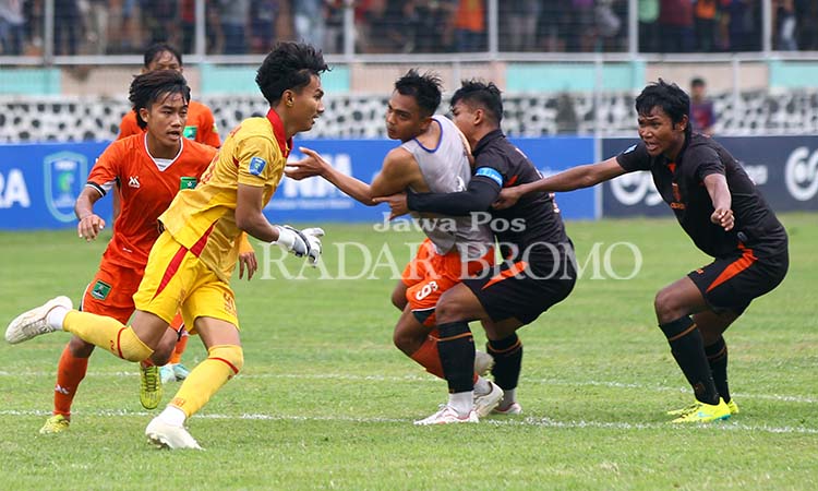 LEPAS KENDALI: Striker Persekabpas Rickho Hardiansyah (mengenakan rompi) mengejar penjaga gawang Tornado FC usai laga. Melihat pemain kejar-kejaran, suporter pun ikut turun lapangan.