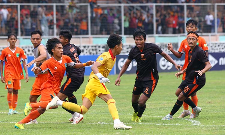 Penjaga gawang Tornado FC lari usai dikejar-kejar pemain Persekabpas. Ia dinilai kerap mengulur-ngulur waktu.