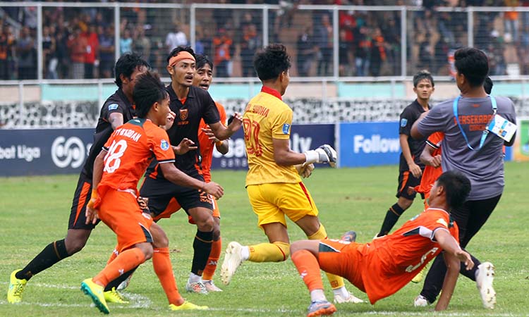 Penjaga gawang Tornado FC lari dari kejaran pemain dan ofisial Persekabpas.