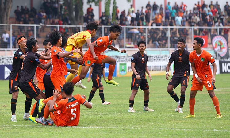 DIKEPUNG: Penjaga gawang Tornado FC dikepung penggawa Persekabpas.