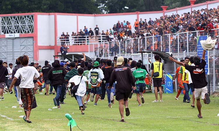 Para suporter ikut turun ke lapangan. (Mokhamad Zubaidillah/ Radar Bromo)