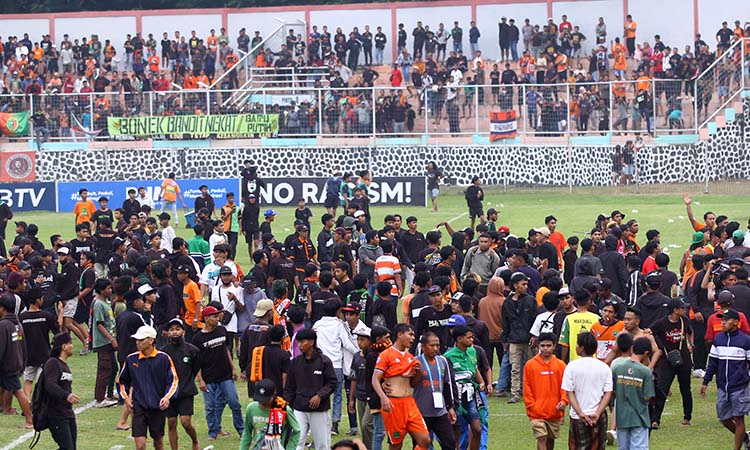 Sejumlah suporter Persekabpas turun lapangan usai wasit meniup peluit akhir pertandingan. (Mokhamad Zubaidillah/ Radar Bromo)