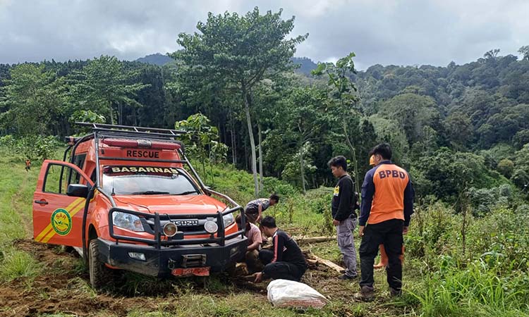 TERJEBAK LUMPUR: Mobil Basarnas yang digunakan evakuasi 2 pendaki gunung Argopuro sempat terjebak lumpur di bawah Hutan Damar.