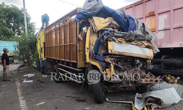 RINGSEK PARAH: Kondisi truk muat sound system yang menabrak dump truk muat pasir saat diamankan di terminal cargo, Beji, Pasuruan. (Mokhamad Zubaidillah/ Radar Bromo)