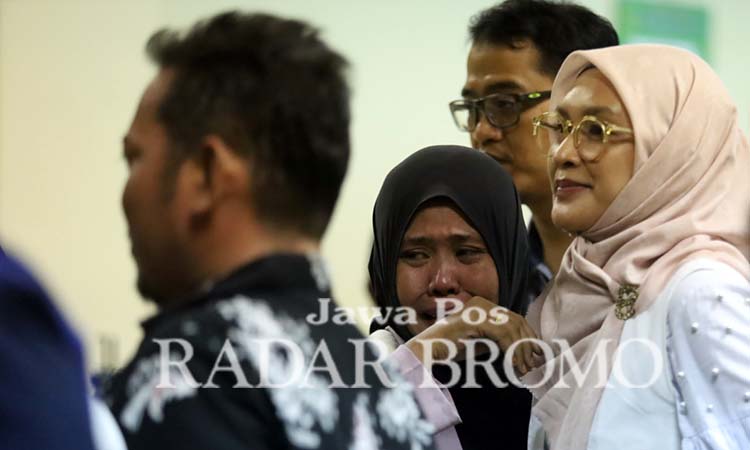 TAK KUASA TAHAN AIR MATA: Pendukung Puput Tantriana Sari tak kuasa menahan air mata usai mendengar putusan hakim. Nampak Tantri (kanan).