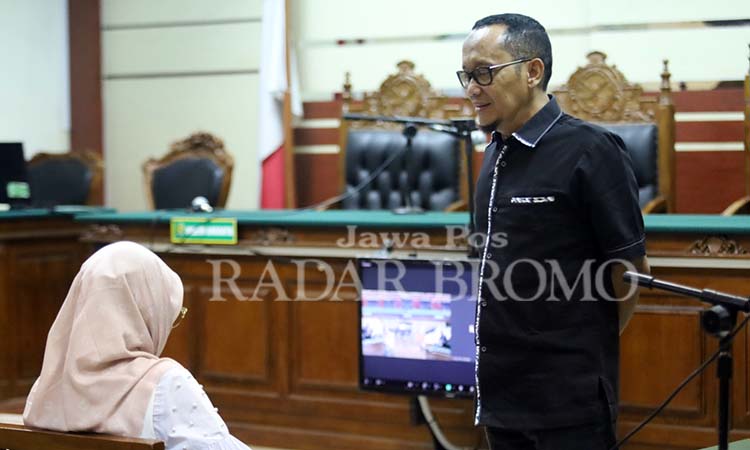 PASUTRI MANTAN BUPATI: Hasan Aminuddin (berdiri) dan Puput Tantriana Sari sesaat setelah mendengarkan sidang putusan terkait kasus gratifikasi/ TPPU.