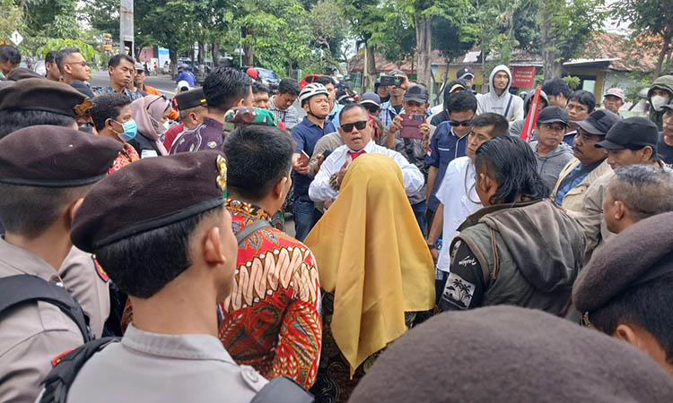 ORASI: Kalangan aktivis saat melurug Kantor Kecamatan Purworejo, Kota Pasuruan. Mereka mendesak agar pemerintah terkait melakukan sosialisasi sadar hukum.