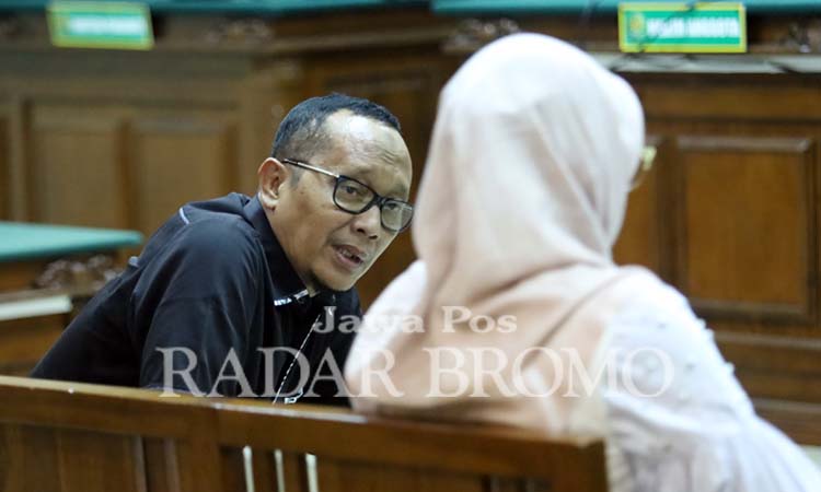 PASUTRI MANTAN BUPATI: Hasan Aminuddin saat berbincang dengan istrinya Puput Tantriana Sari sesaat setelah mendengar putusan majelis hakim. (Zainal Arifin/ Radar Bromo)