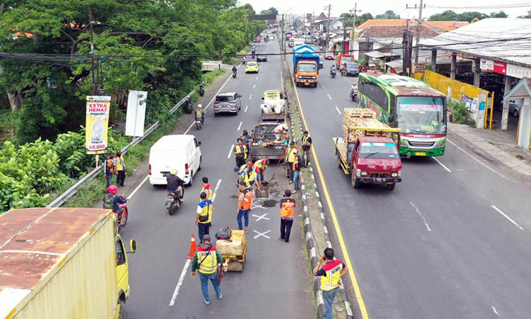 DITAMBAL: Petugas dari BBPJN Jatim Bali saat melakukan perbaikan terhadap jalan-jalan yang berlubang di ruas Purwosari-Purwodadi. Ada 15 titik lubang yang ditangani.