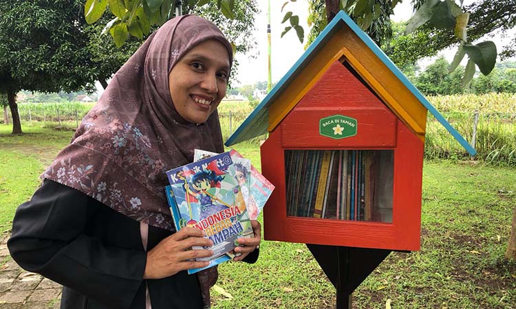 Wulandari, warga Kanigaran, Kota Probolinggo, menunjukkan kotak buku di Taman Semeru, Kecamatan Kademangan, Kota Probolinggo. (Inneke Agustin/ Radar Bromo)