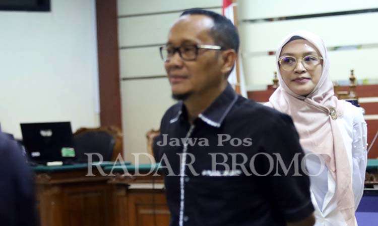 VONIS SAMA DENGAN TUNTUTAN: Pasutri mantan Bupati Probolinggo Hasan Aminuddin-Puput Tantriana Sari usai sidang vonis. (Zainal Arifin/ Radar Bromo)