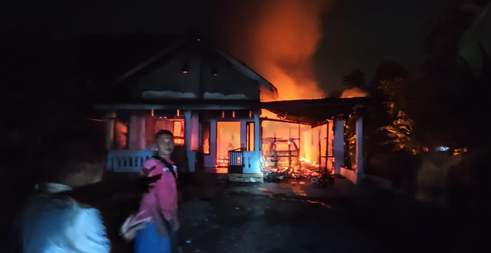 Petugas saat hendak memadamkan api.