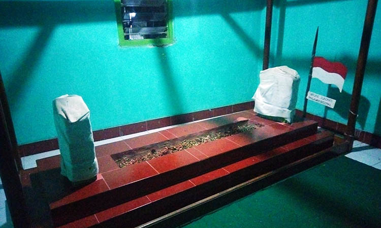 MAKAM: Keberadaan makam yang juga disebut-sebut, makam Untung Suropati di wilayah timur.