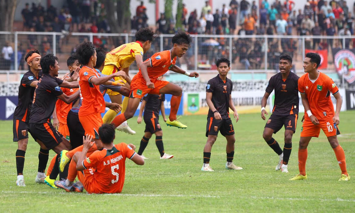 BERAWAL DARI SINI: Pemain Persekabpas dan Tornado FC yang terlibat bentrok setelah laga berakhir. Dari sinilah kericuhan bermula.