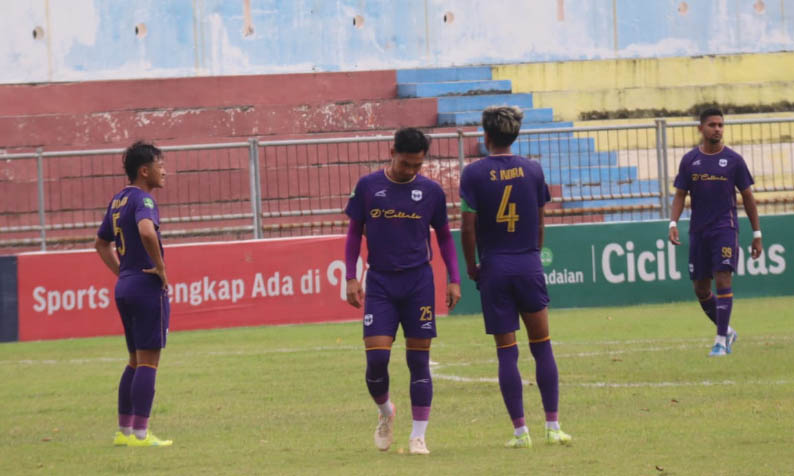 TURUN KASTA: Skuadra Rans Nusantara saat berlaga di Stadion Untung Suropati.