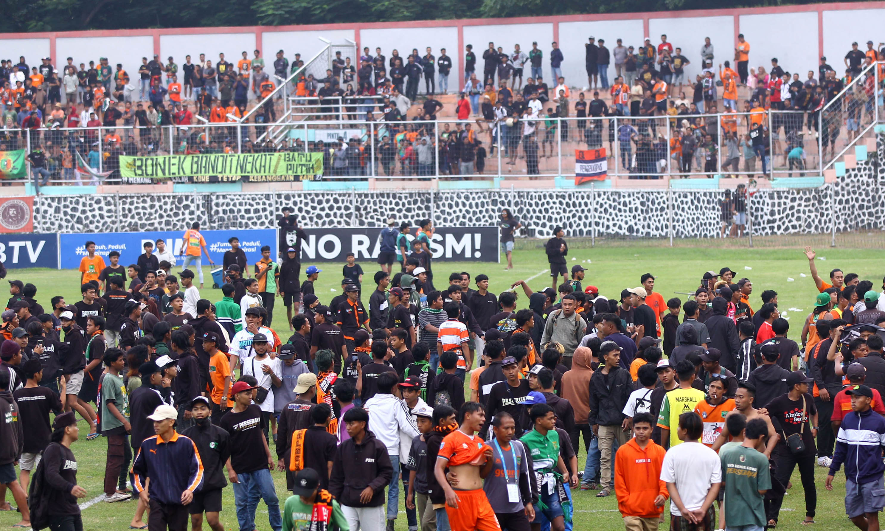 PENUHI LAPANGAN: Penonton yang meringsek masuk ke dalam Stadion R Soedrasono, Pogar, Bangil, seusai laga antara Persekabpas melawan Tornado FC.