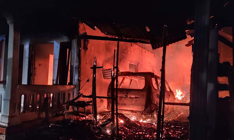 AMUK SI JAGO MERAH: Kondisi rumah korban saat dilalap api. Nampak mobil korban ikut terbakar.